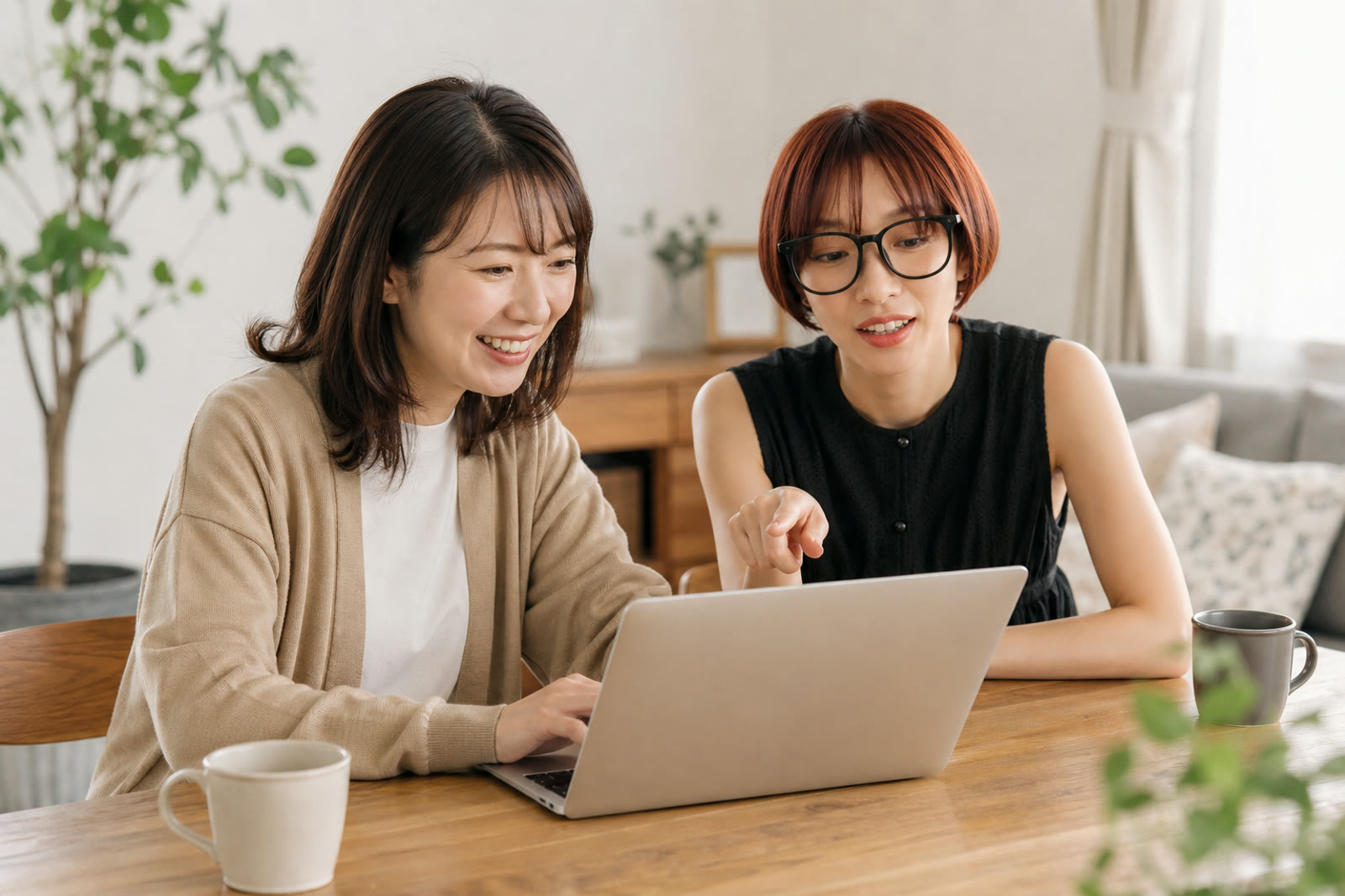 ポチリプの画面を見ながら笑顔で話すふたり。インスタ運用がすごく楽になった